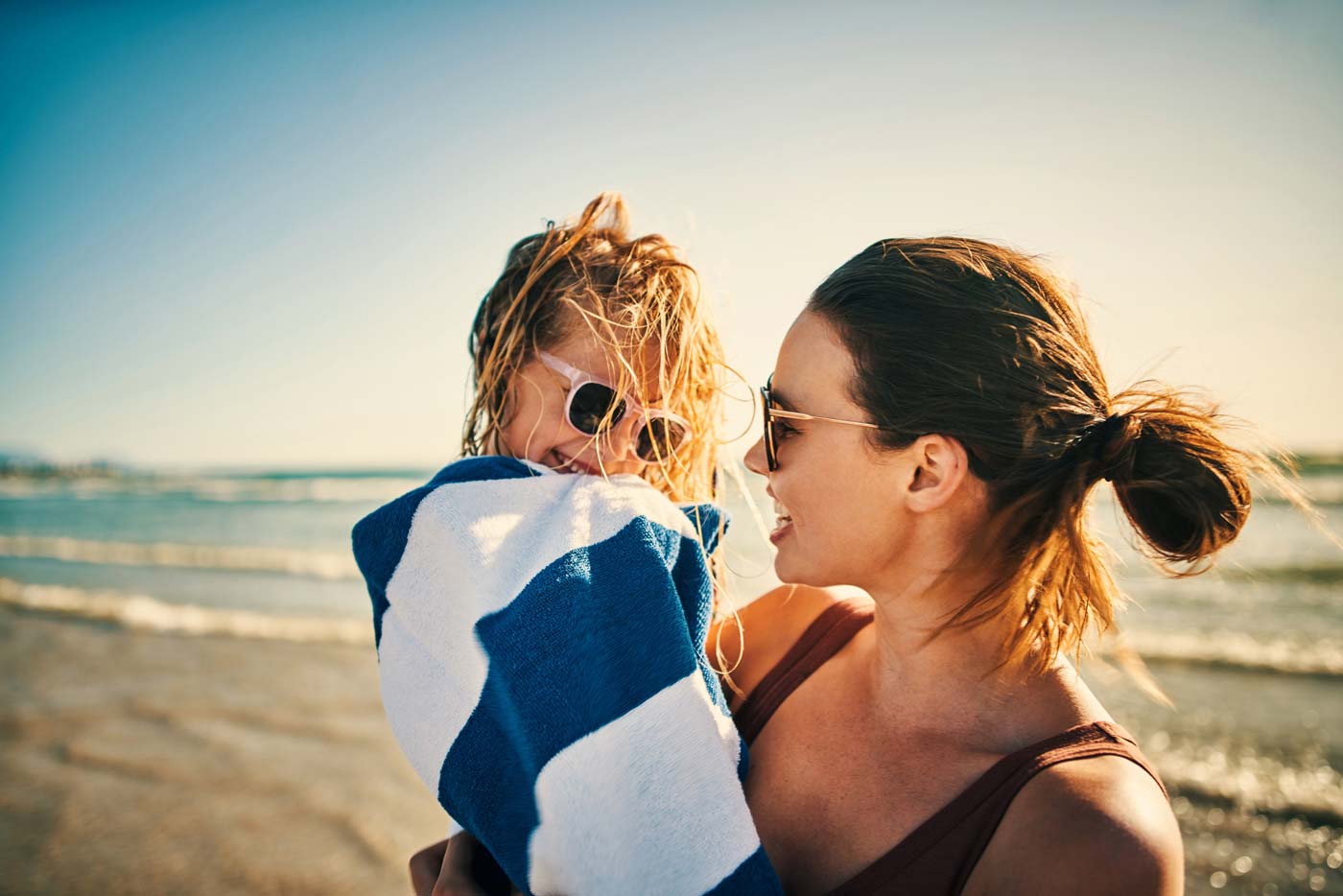 Mamma e figlia al mare